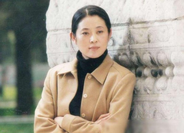 倪萍的情史：29岁与郭达相恋，32岁与陈凯歌同居，46岁终获幸福