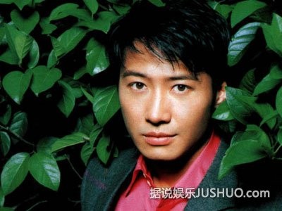 黎明低调现身机场遭粉丝包围 揭秘离婚内幕