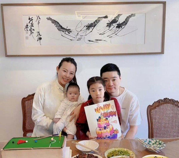 37岁丁俊晖常住英国，年收入超千万，大6岁妻子家世显赫，身材傲人