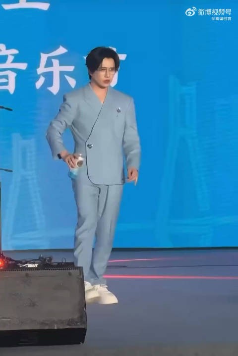 来看伯远跳星奇摇 有被翩翩起舞的身材帅气到吗