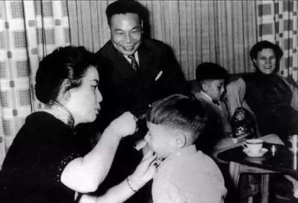 蒋经国宋美龄关系不和，蒋经国突然离世，宋美龄呆呆地说了一句话