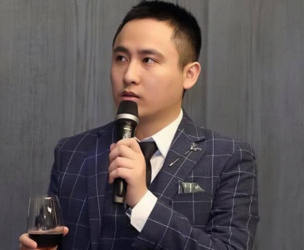 <a style='color:#f10404;' href='https://www.mingxing.cc/ ' target='_blank'>网红</a>散打小哥激怒粉丝说：就算不直播也能靠脑子赚钱