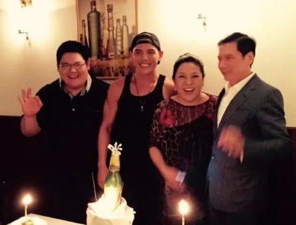 明星兄妹：郭碧婷颜值与妹妹不分上下，李湘妹妹酒窝更明显