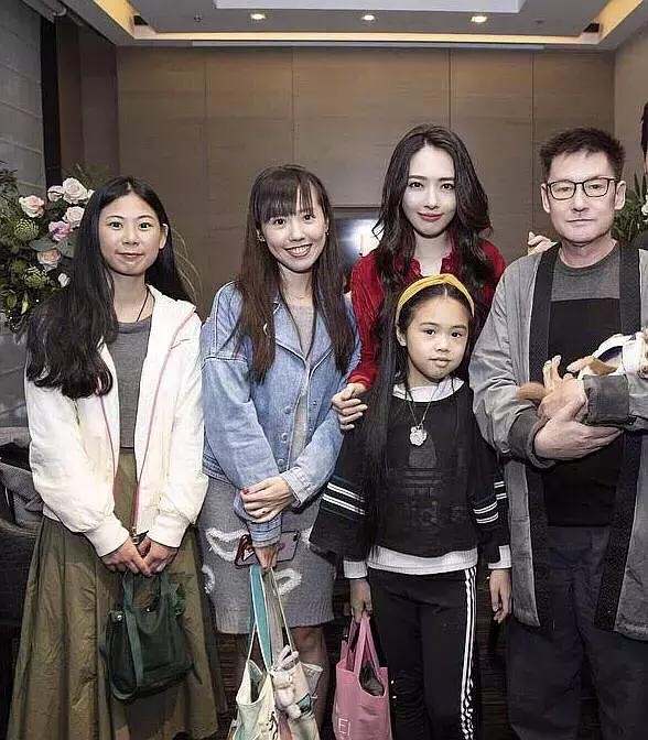 明星兄妹：郭碧婷颜值与妹妹不分上下，李湘妹妹酒窝更明显