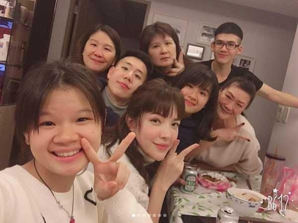 明星兄妹：郭碧婷颜值与妹妹不分上下，李湘妹妹酒窝更明显