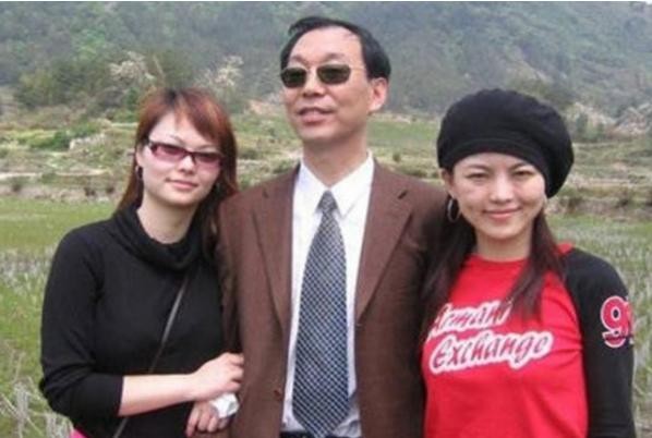明星兄妹：郭碧婷颜值与妹妹不分上下，李湘妹妹酒窝更明显