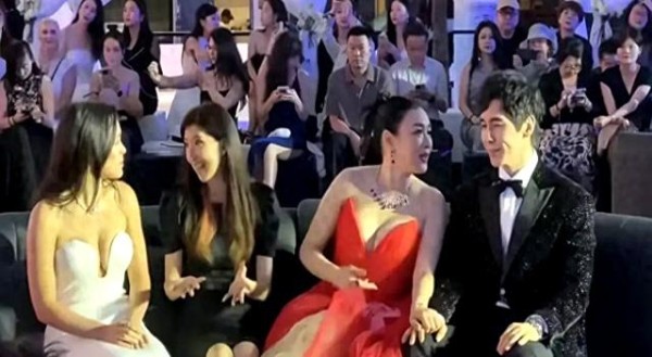 张伦硕和继女台上互动引争议，网友质疑背后原因不简单