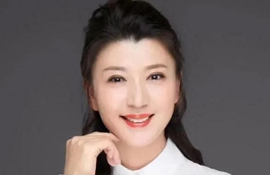 闫学晶离婚：继女崩溃，你永远是我的女儿