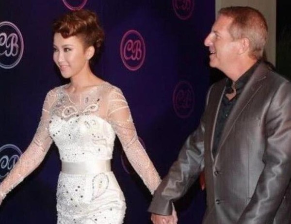 李玟58岁加拿大富豪老公近照，原来她每天面对的是这样的男人！