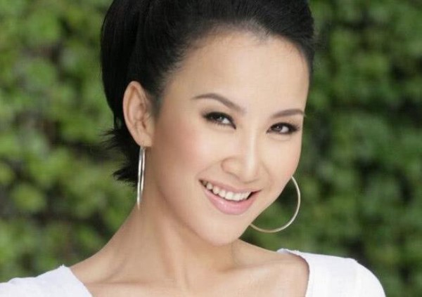 李玟58岁加拿大富豪老公近照，原来她每天面对的是这样的男人！