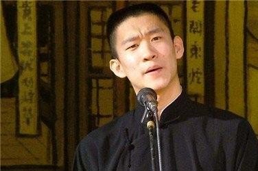 曹云金晒明星亲密合影，却遭网友劝告好自为之