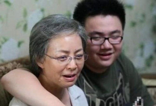 同父异母亲兄弟互不认识，22年没见面，宋丹丹怒斥英达枉为人父