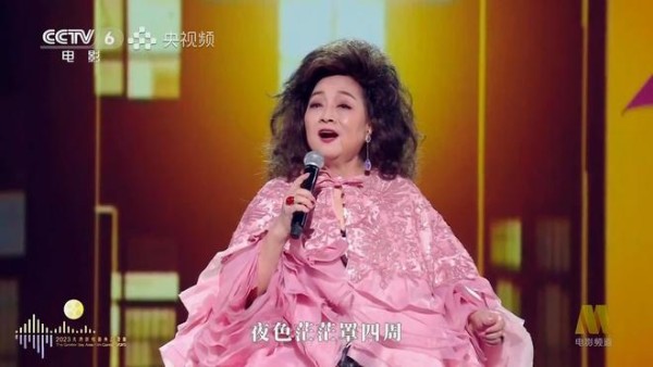 74岁的徐小凤有多厉害：央视为她破例，周润发刘德华向她下跪致敬