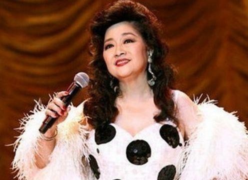 她是梅艳芳的偶像，刘德华周润发曾向她下跪，春晚为她一人破例！