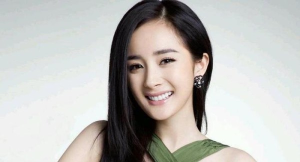 亲人离去、自己离婚，还被官媒点名批评，杨幂近来不太顺