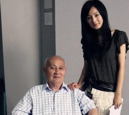 亲人离去、自己离婚，还被官媒点名批评，杨幂近来不太顺