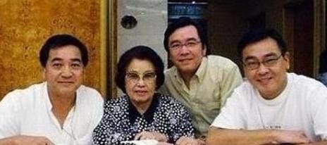 他是香港的第一位影帝，神似周杰伦，兄弟三个人都是明星！