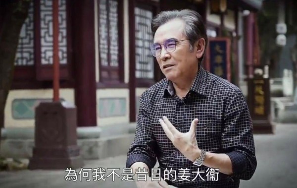 75岁港星姜大卫疑定居佛山，马路边围炉煮茶，穿搭朴素超接地气