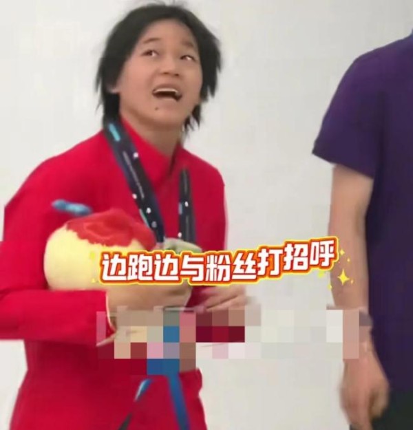 陈芋汐被玩偶砸到全红婵帮捡起 姐妹情深默契十足