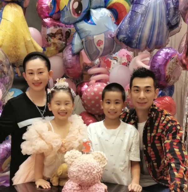 赵文卓夫妇为小女儿庆生！仅蛋糕要四位数，一家五口共用一张脸？