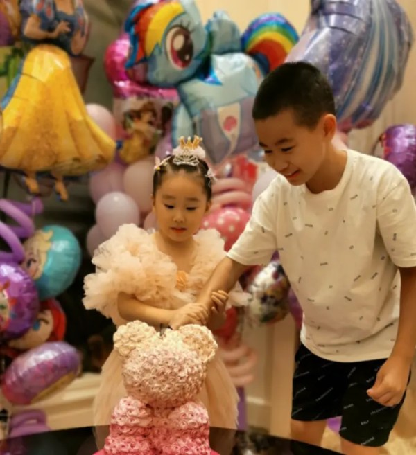 赵文卓夫妇为小女儿庆生！仅蛋糕要四位数，一家五口共用一张脸？