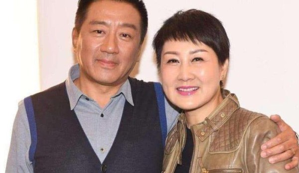 张凯丽与老公近照曝光，看起来超甜蜜，不愧是嫁给了爱情！