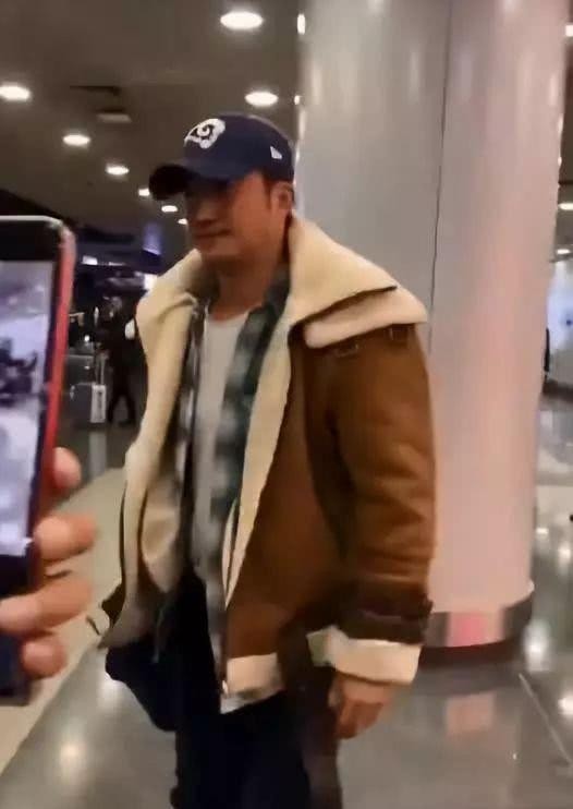 吴京发飙了，怒斥机场代拍和直播者：撞到小孩怎么办？做得好！