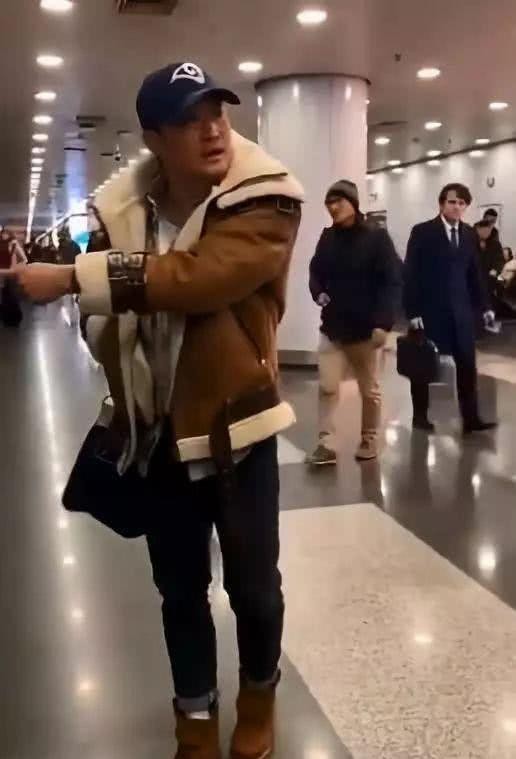 吴京发飙了，怒斥机场代拍和直播者：撞到小孩怎么办？做得好！