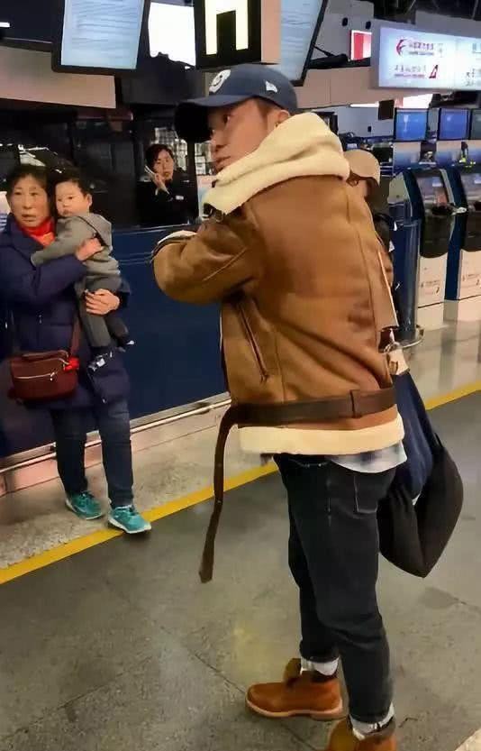 吴京发飙了，怒斥机场代拍和直播者：撞到小孩怎么办？做得好！