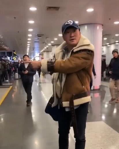 吴京发飙了，怒斥机场代拍和直播者：撞到小孩怎么办？做得好！