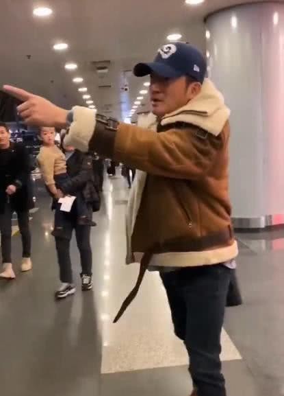 吴京发飙了，怒斥机场代拍和直播者：撞到小孩怎么办？做得好！
