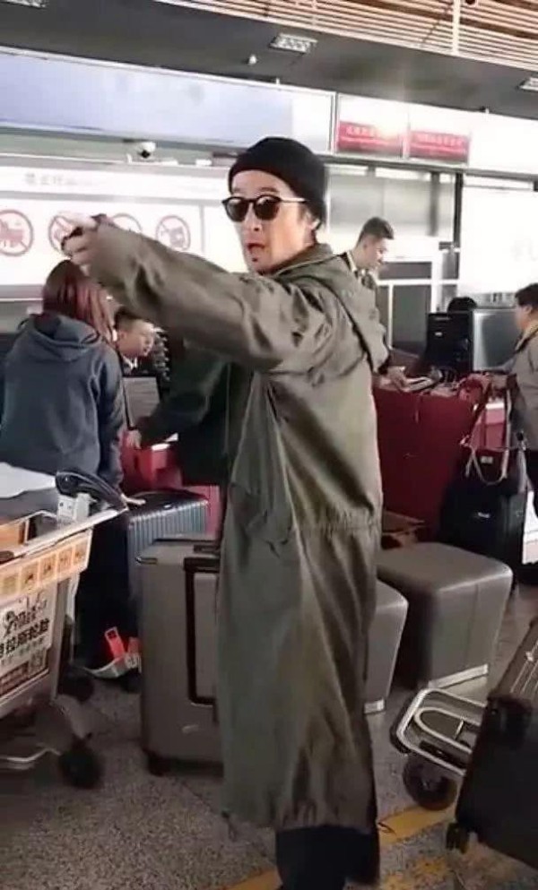 吴京发飙了，怒斥机场代拍和直播者：撞到小孩怎么办？做得好！