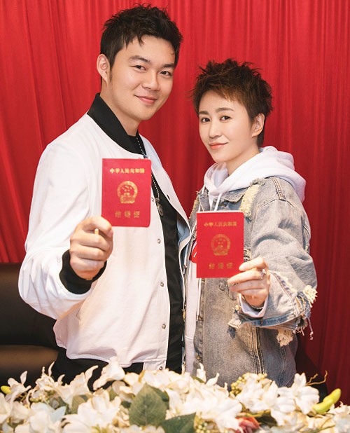 马丽晒结婚证<a target=