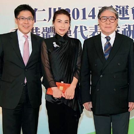 2014年11月10日，香港，霍震霆携儿子霍启刚与儿媳郭晶晶出席香港体操协会亚运庆功会