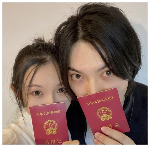 娱乐圈又一明星官宣结婚，有谁留意到发博时间？是真爱没错了