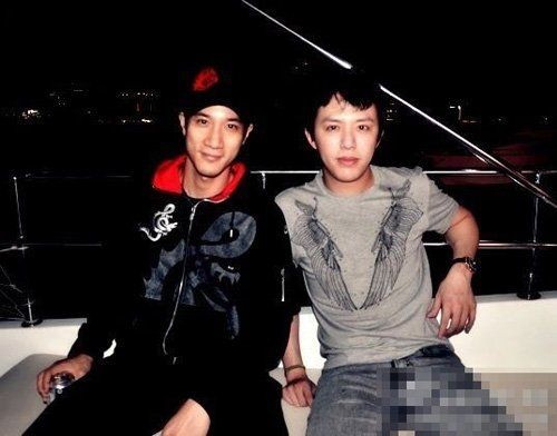 王力宏频传同性情：遭成龙强吻与李云迪暧昧