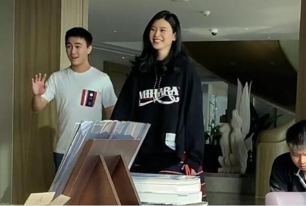 奚梦瑶产后忙不停，体形未恢复开心会友，赌王儿子何猷君贴心跟随