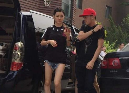 奚梦瑶产后忙不停，体形未恢复开心会友，赌王儿子何猷君贴心跟随