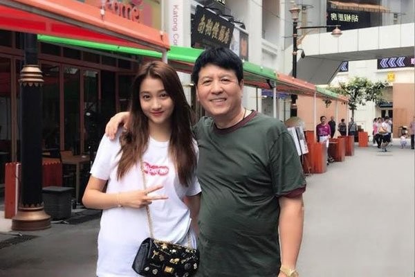 关栋天和关晓彤的关系 谁在捧她到底有什么背景