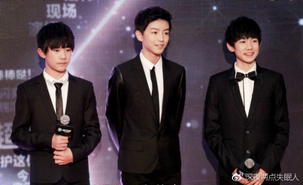 身着正装亮相的TFboys，但那时还很稚嫩，都是没长大的孩子