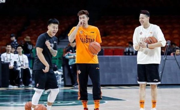 在CBA全明星意气风发！与吴冠希夫妇关系好，23岁新女友亮相