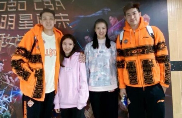 在CBA全明星意气风发！与吴冠希夫妇关系好，23岁新女友亮相
