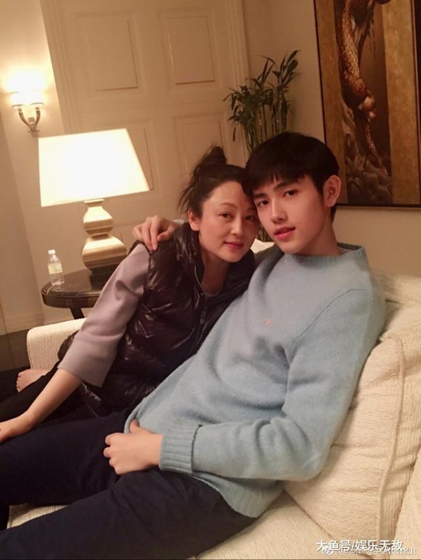 50岁陈红全家近照, 背景显赫为人低调, 婚姻大事曾遭亲父母反对