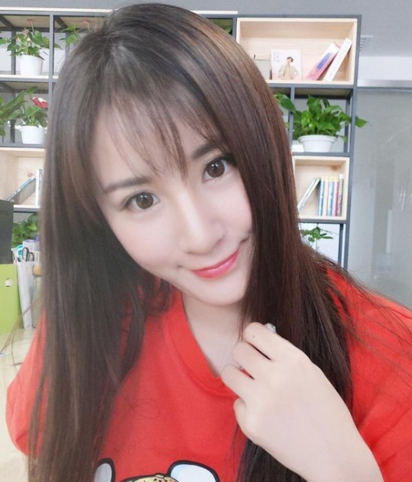 张朝阳和公司艺人约会，女方曾经出演《匆匆那年》，私照清纯甜美