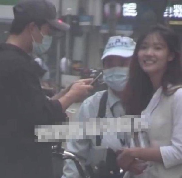 黄轩花式公开恋情！两人气质般配<strong></p> <p>黄轩</strong>，女友疑似不是圈内人