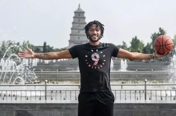 中西结合！罗斯穿上戏服玩篮球？过了一次中国人的瘾！