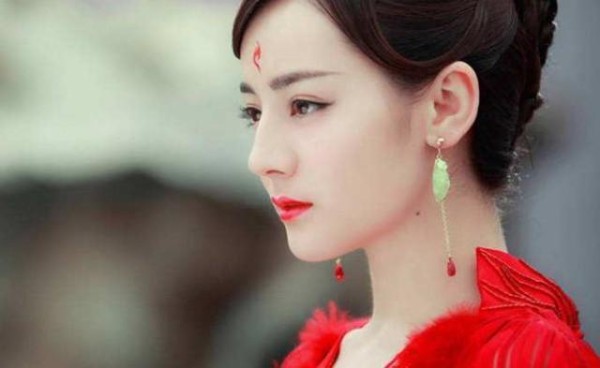 明星的古代妆容，迪丽热巴的妩媚，金晨的这个怎么样？