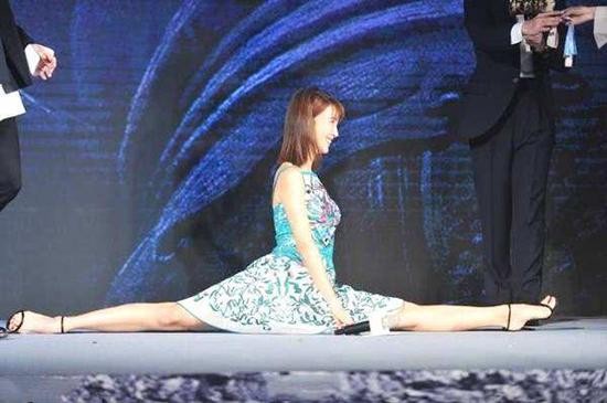 明星在片场休息时各有选择：金晨劈叉、赵丽颖用心看剧本