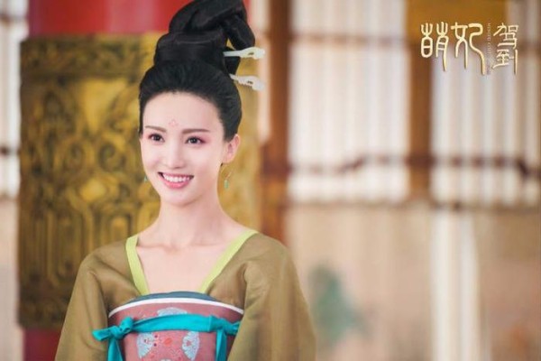 《萌妃驾到》开播，金晨或成为第二个拥有“杨幂标配”的女星