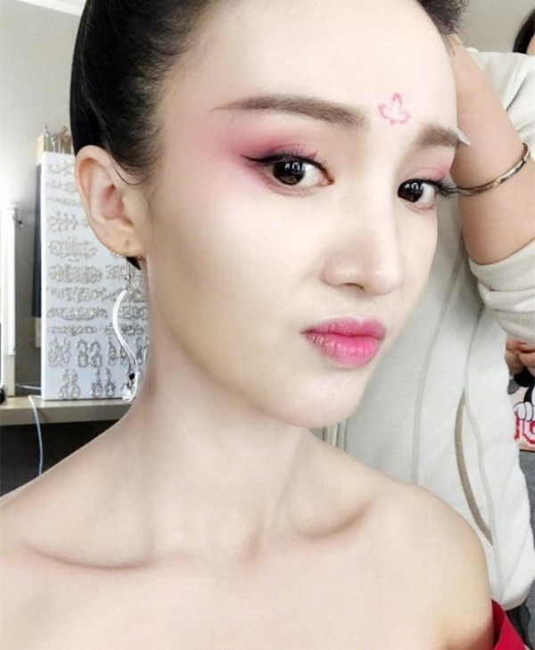 明星的古代妆容，迪丽热巴的妩媚，金晨的这个怎么样？